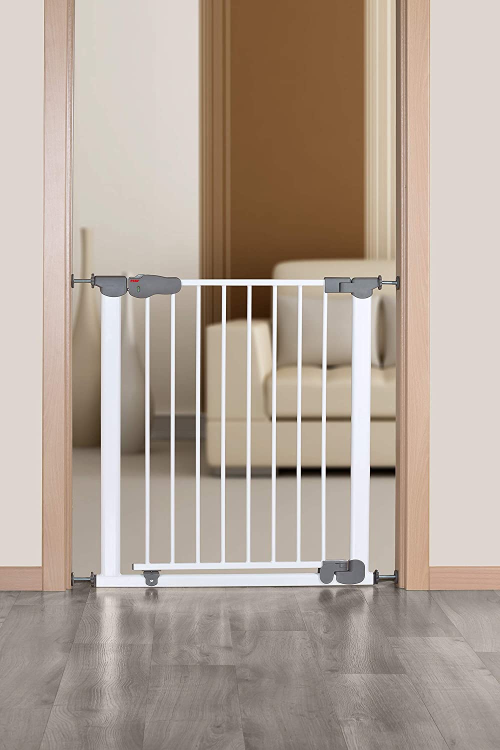 Automatic closing shop baby gate