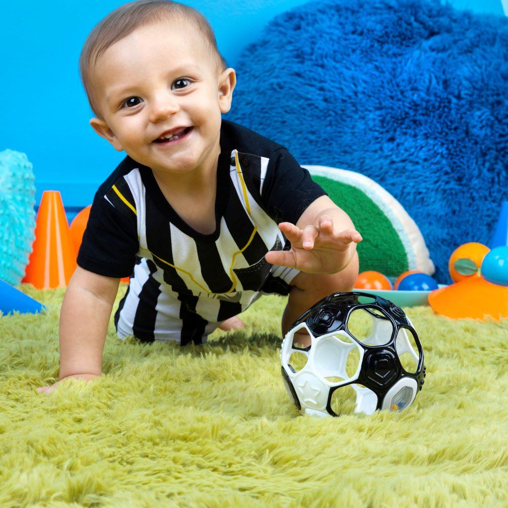 Bright Starts - Oball Grippin' Goals Rattle Soccer Ball - Black & White