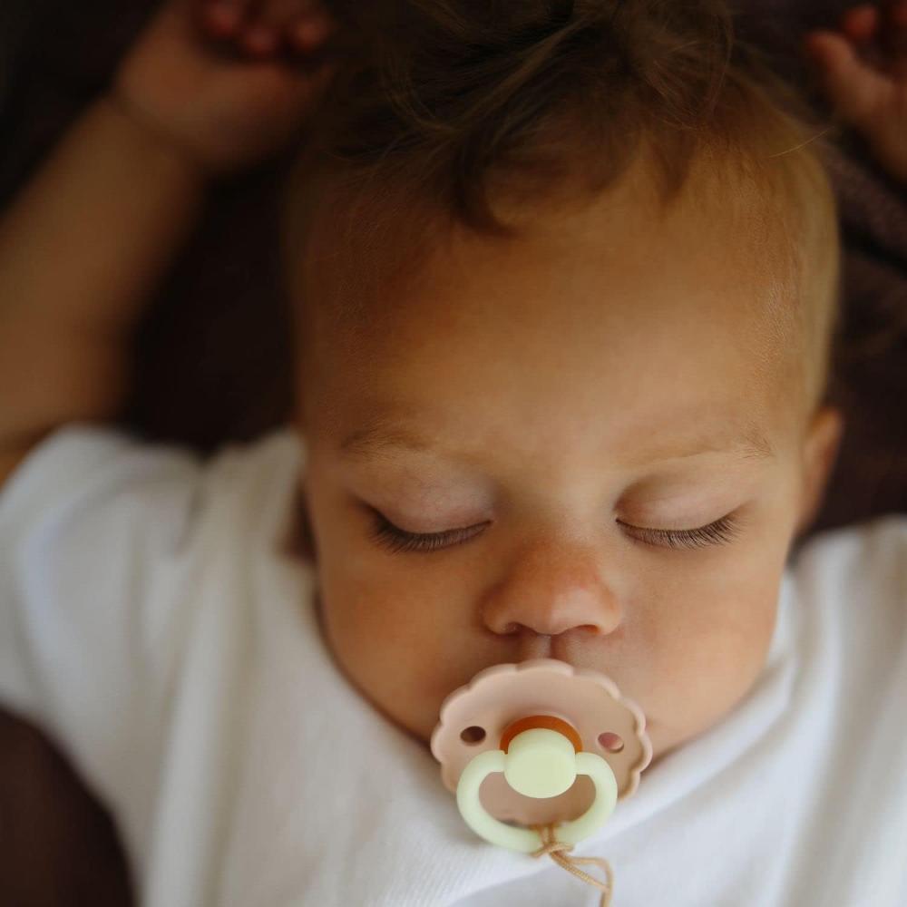 Frigg - Daisy Latex Baby Pacifier Size 2 - Blush Night/Biscuit (Pack of 2)