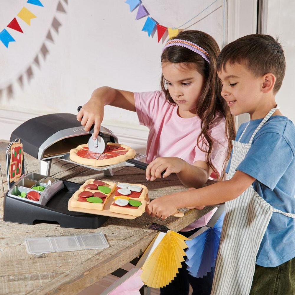 Casdon Ooni Pizza Oven & Topping Station Toy Set, Deluxe Pretend Play Kit for Kids 3+